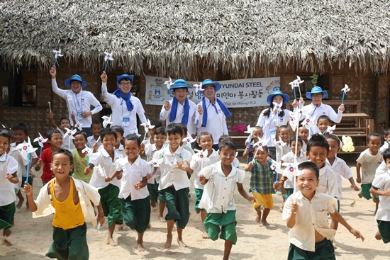 지난 19일 현대제철 직원 봉사단이 미얀마 시골마을의 한 초등학교에서 바람개비를 만들어 어린이들과 함께 날리며 즐거워하고 있다.(사진제공=현대제철)