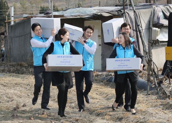 *사진 설명 
설을 앞둔 12일 서울 양재동에서 현대제철 직원들이 소외계층에게 전달할 설 선물을 배달하고 있다./현대제철 제공